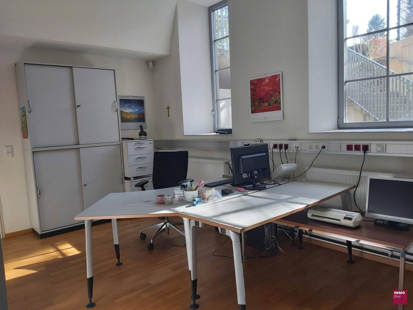 Helles Büro mit 2 separaten Räumen, Teeküche und optionalen Möglichkeiten