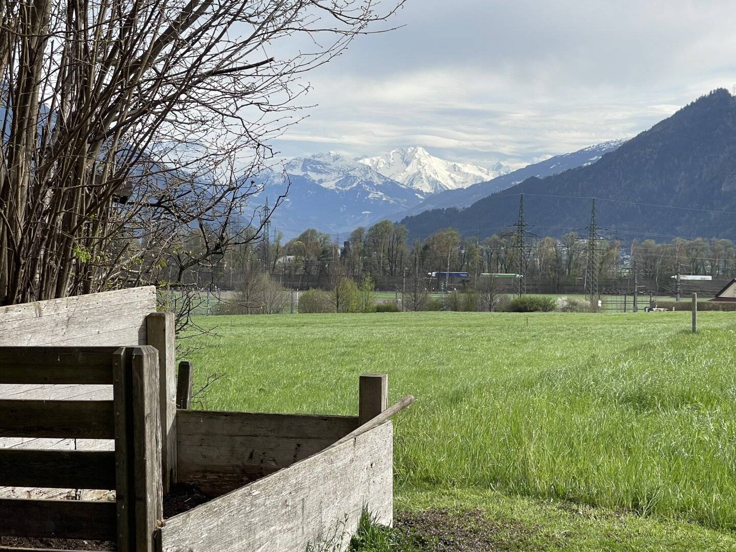 Tischlerei bzw. Gemeinschaftswerkstatt Holz mit Büro im Tiroler Unterland zwischen Jenbach und Wörgl, Eingang Zillertal