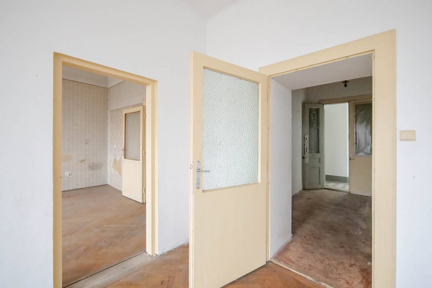 Sanierungsbedürftigte Beherbergung 2 Einheiten / Kurzzeitmiete erlaubt (Airbnb, Booking.com)