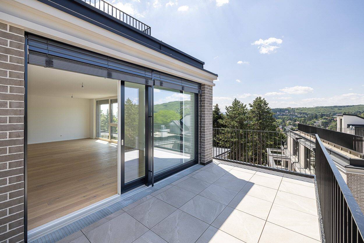 Top floor apartment with roof terrace and view