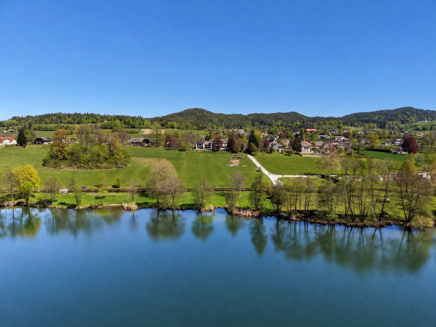 Weitläufige Liegenschaft mit unverbaubarem Seeblick