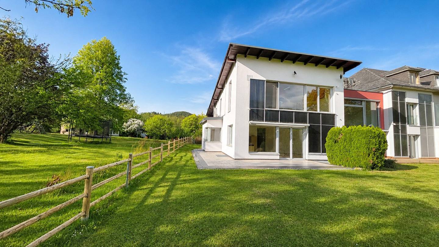 Sunny Lake View Apartment with Private Garden