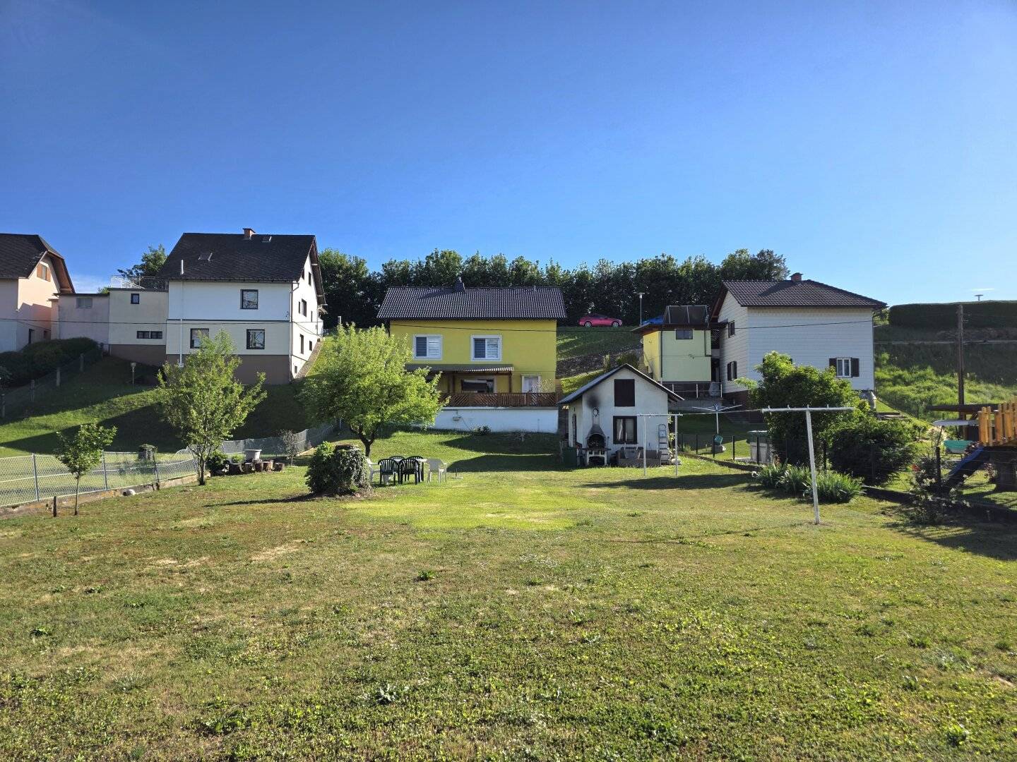 Saniertes Familienhaus mit 2 Wohneinheiten und sonnigem Garten!