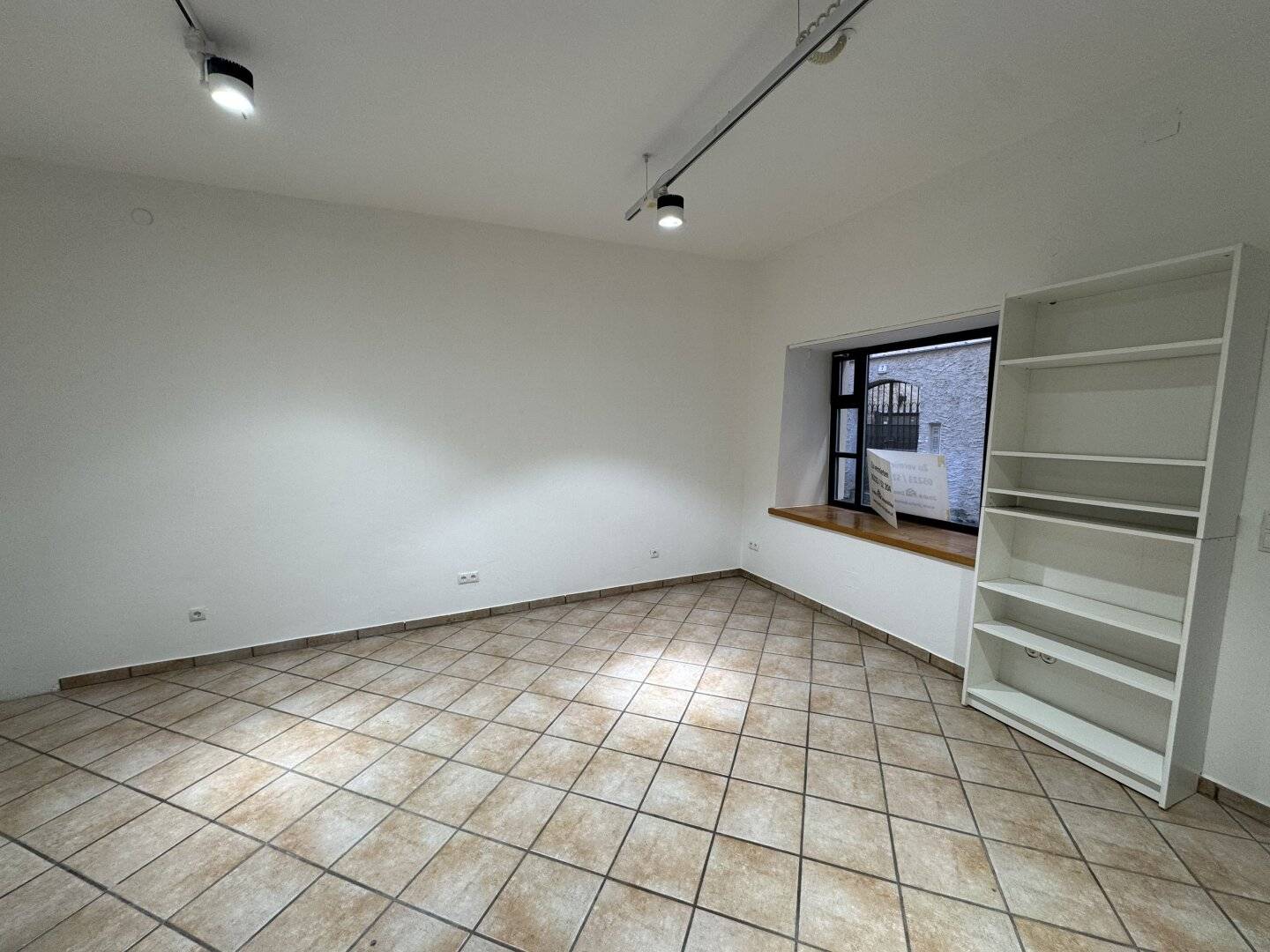 Neuwertiges Geschäftslokal in Hall in Tirol – Top Lage, nur € 600.- Miete!