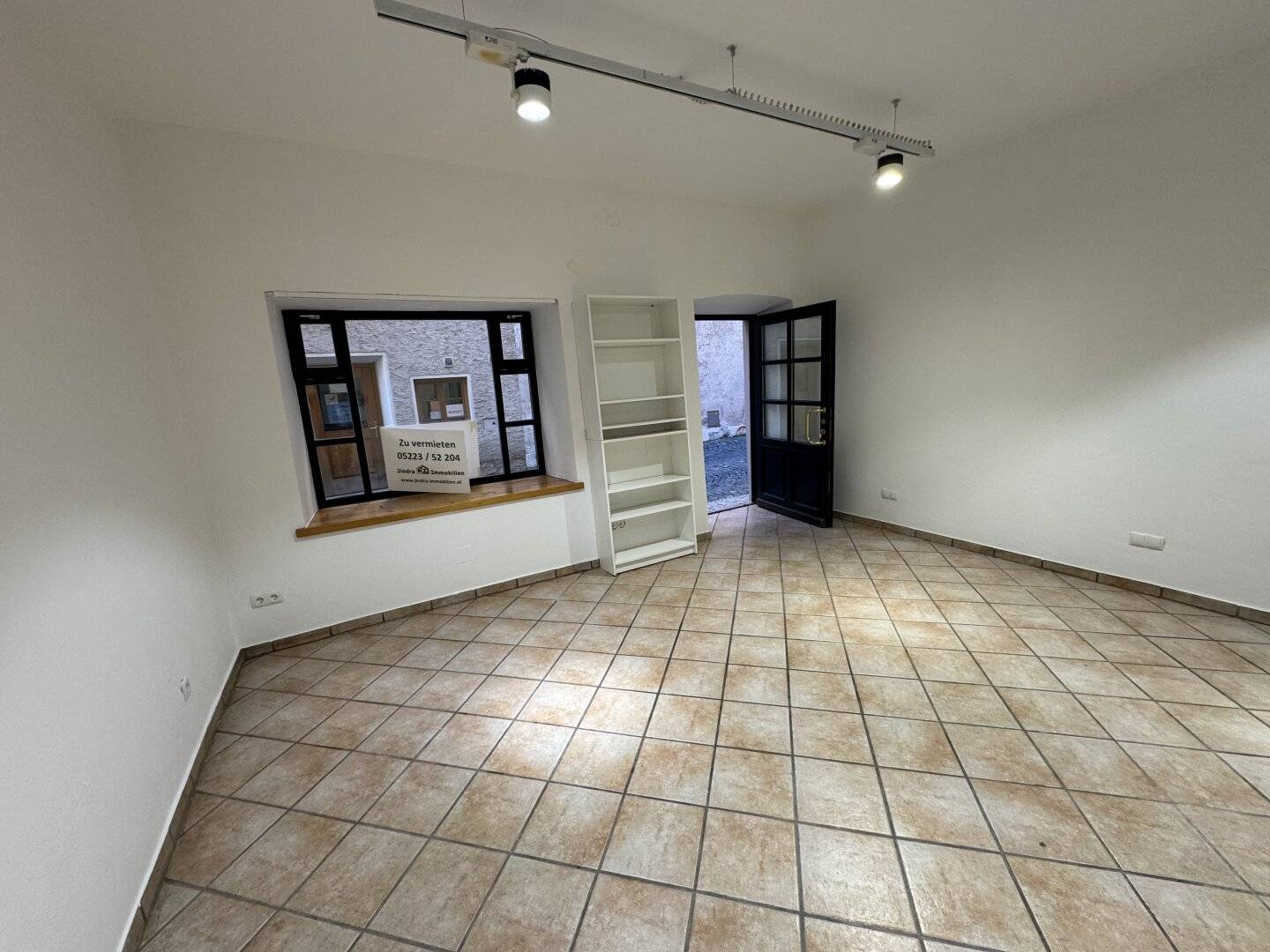 Neuwertiges Geschäftslokal in Hall in Tirol – Top Lage, nur € 600.- Miete!