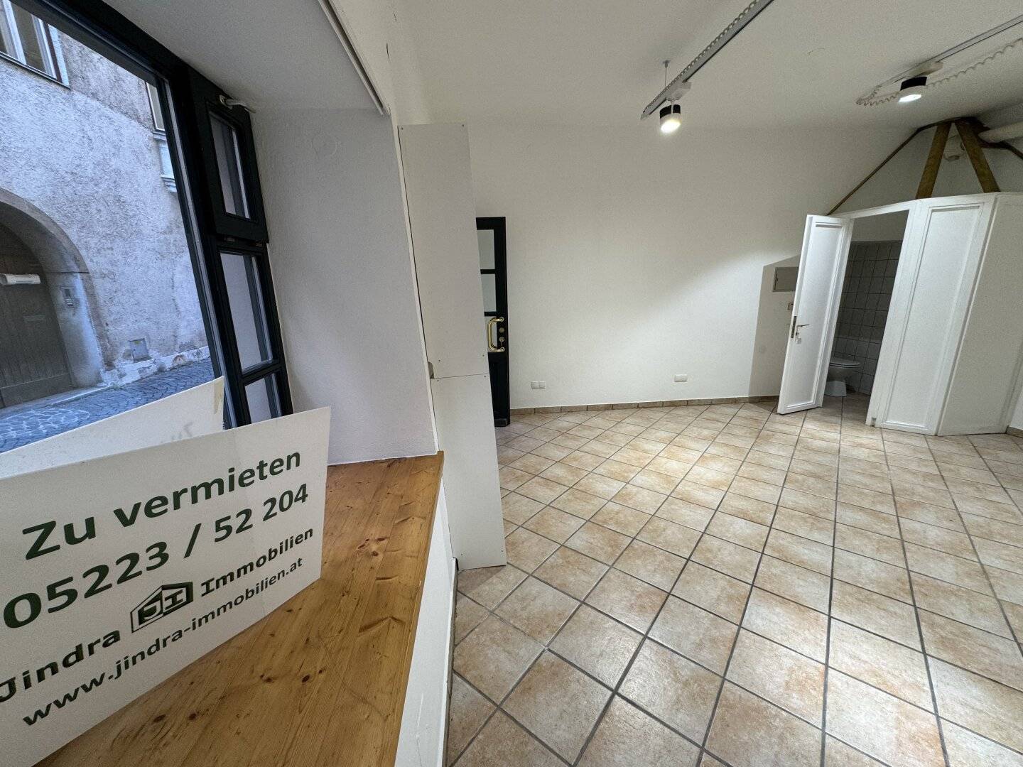 Neuwertiges Geschäftslokal in Hall in Tirol – Top Lage, nur € 600.- Miete!