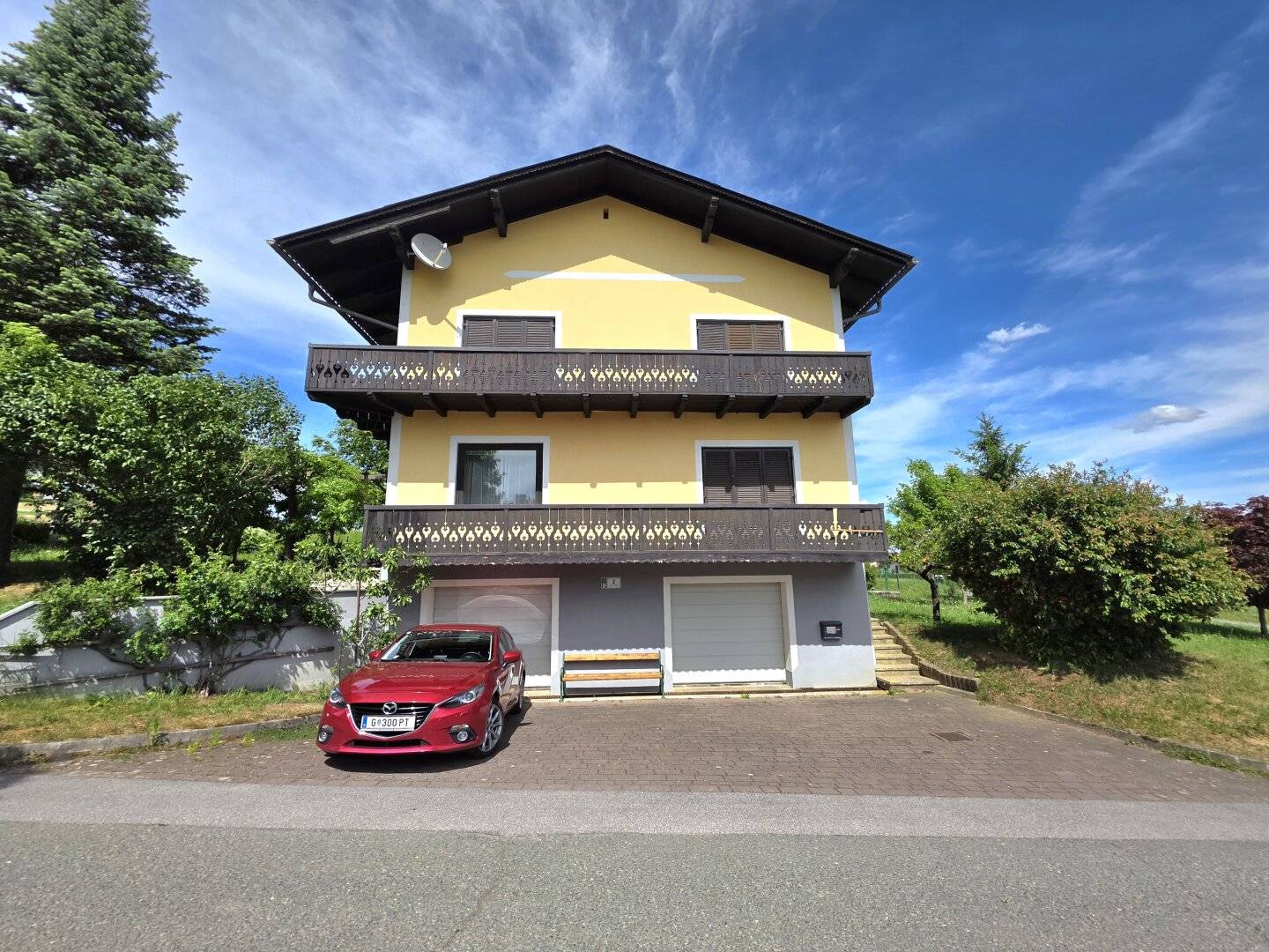 Sonniges Zweifamilienhaus in schöner Lage!
