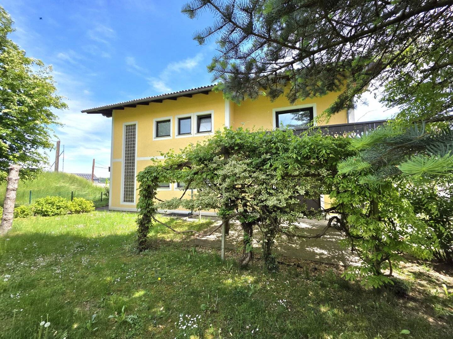 Sonniges Zweifamilienhaus in schöner Lage!