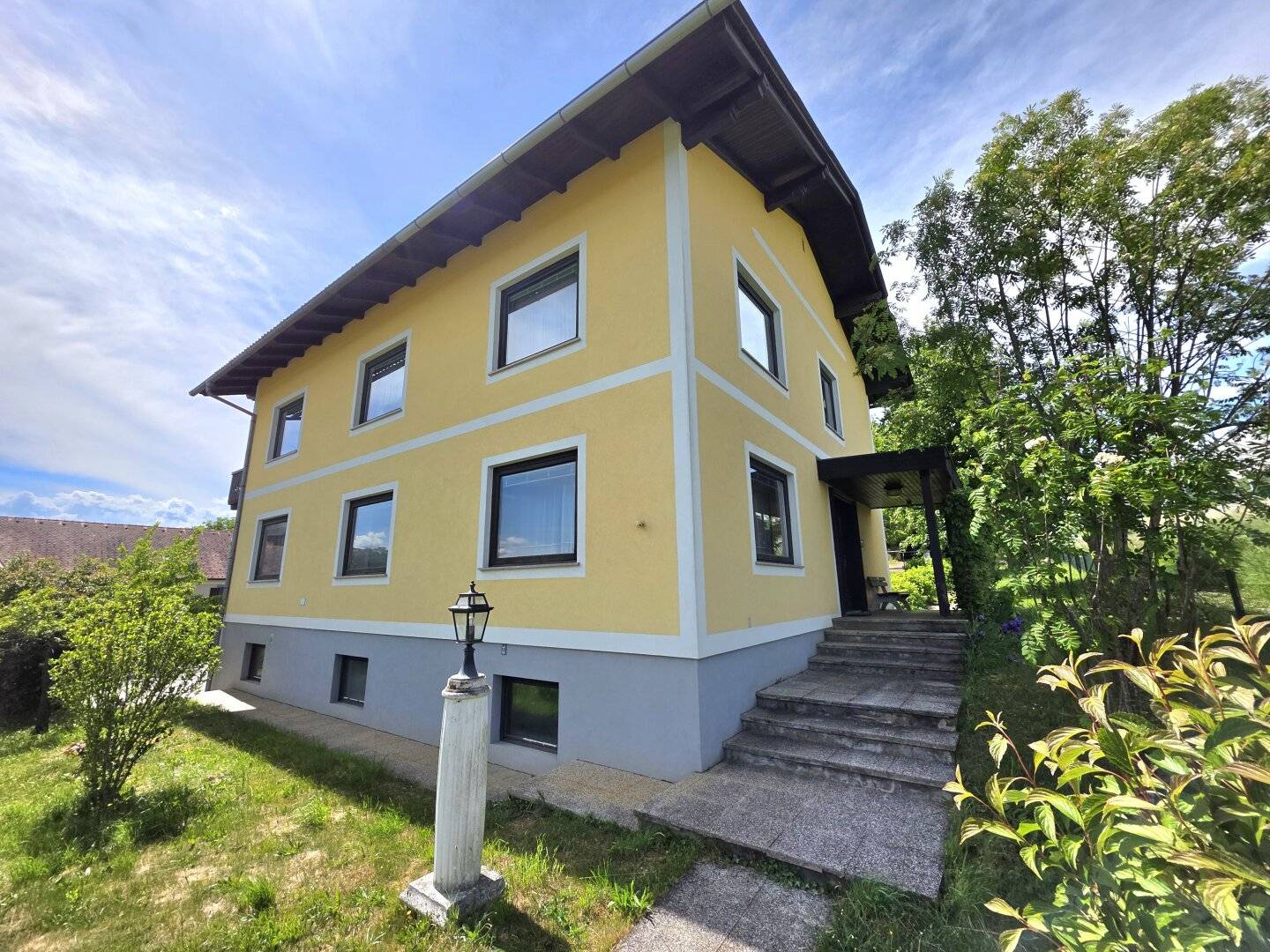 Sonniges Zweifamilienhaus in schöner Lage!