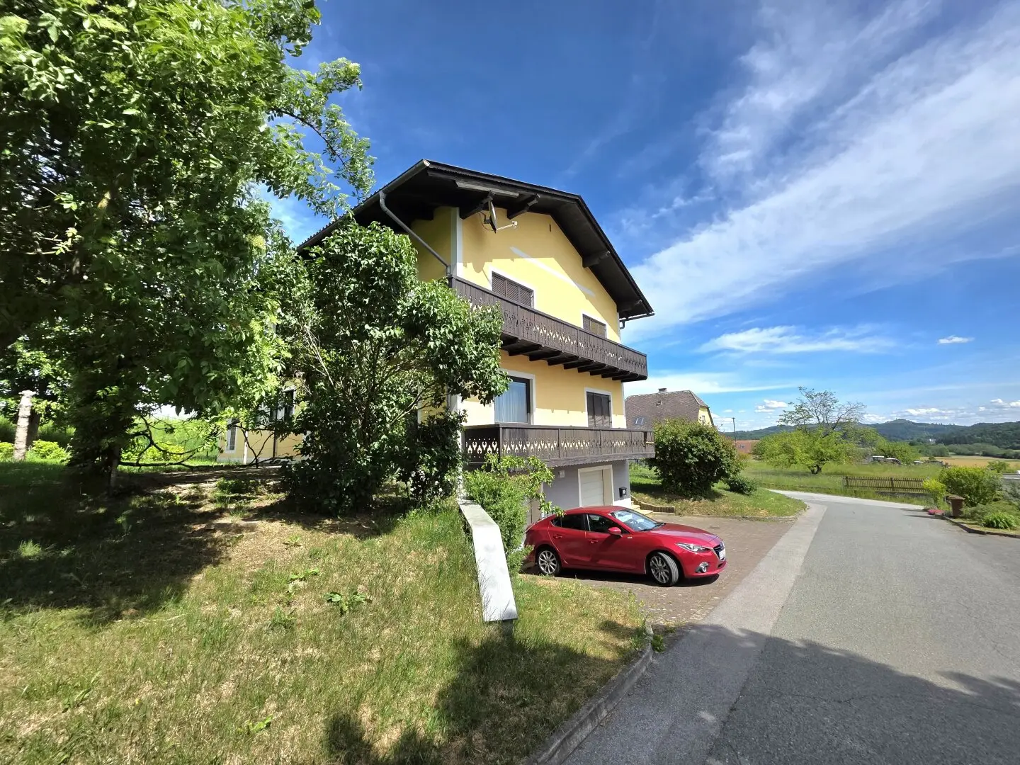 Helles Zweifamilienhaus mit 2 Wohneinheiten!