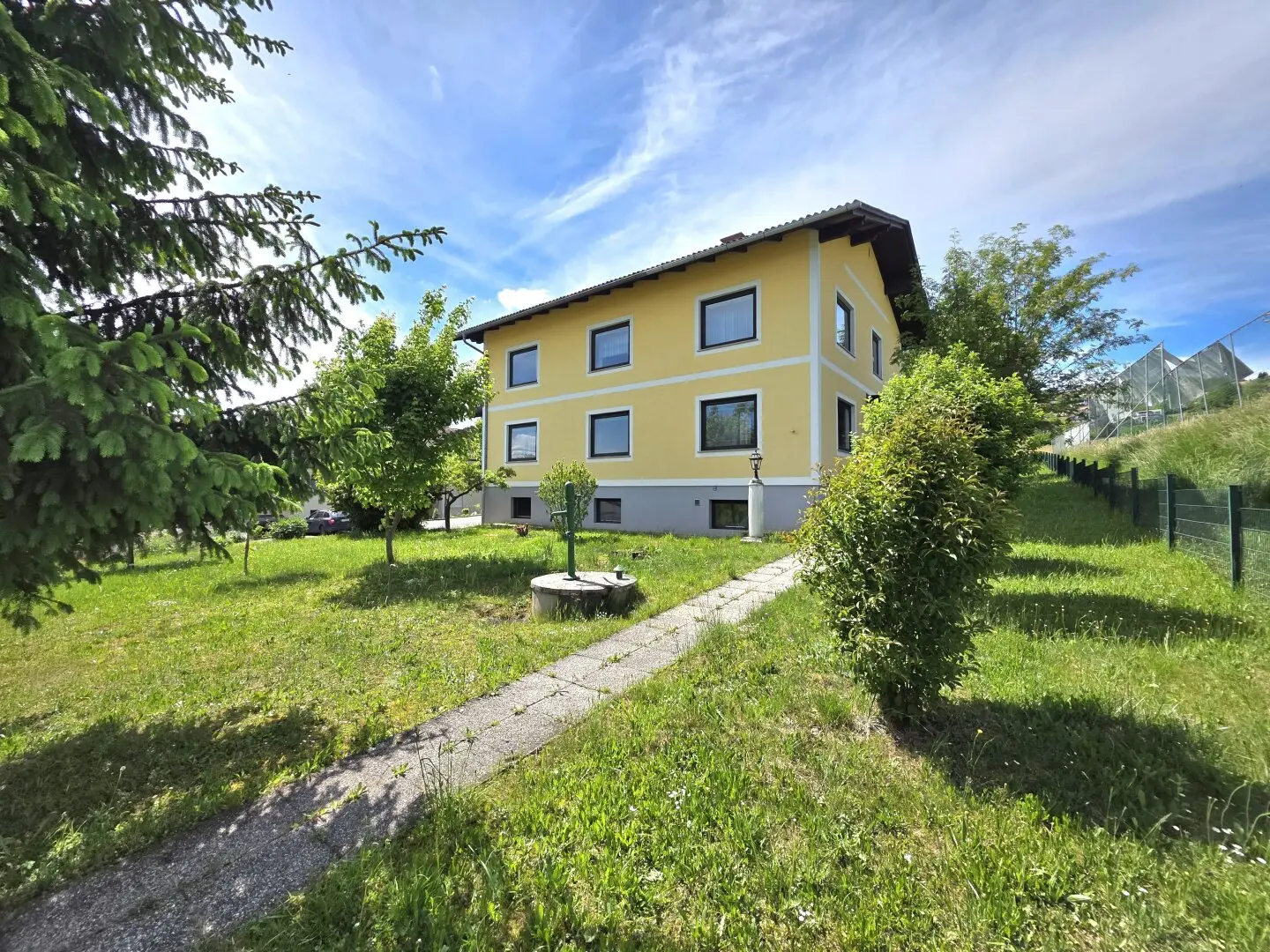 Helles Zweifamilienhaus mit 2 Wohneinheiten!