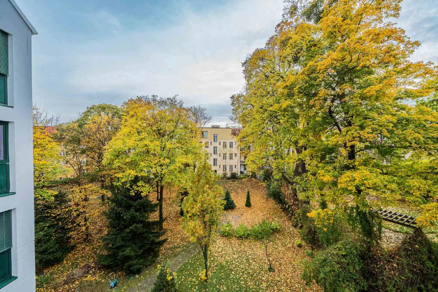 Lichtdurchflutete Wohnung mit Parkblick und Aufzug