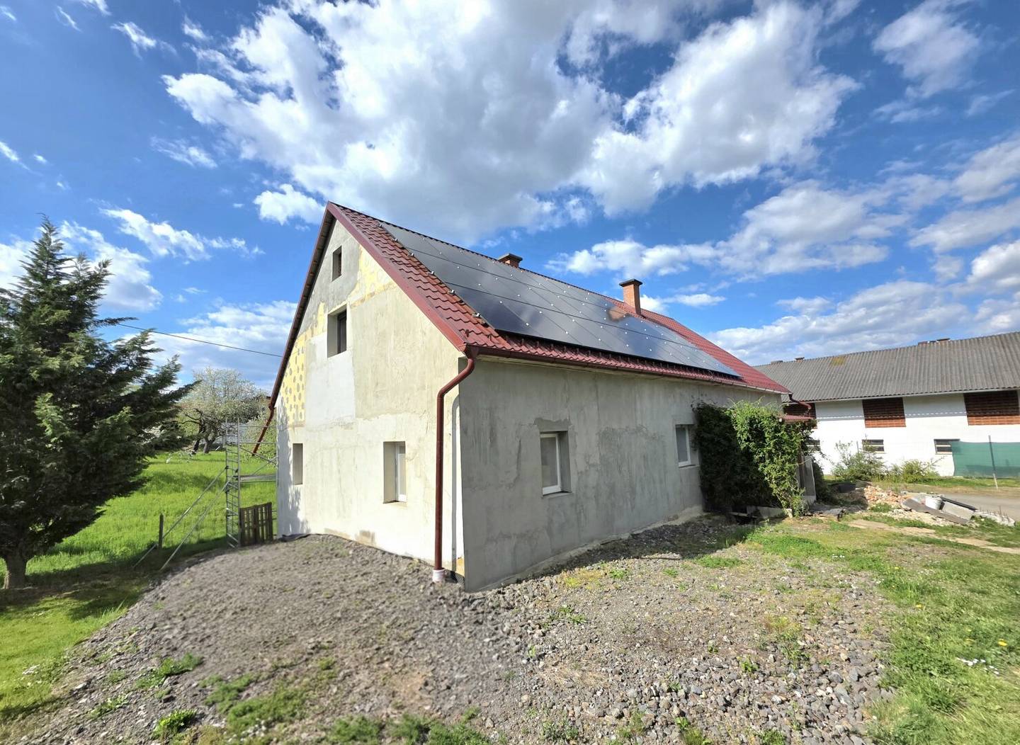 Teilsaniertes Haus in ländlicher Lage!