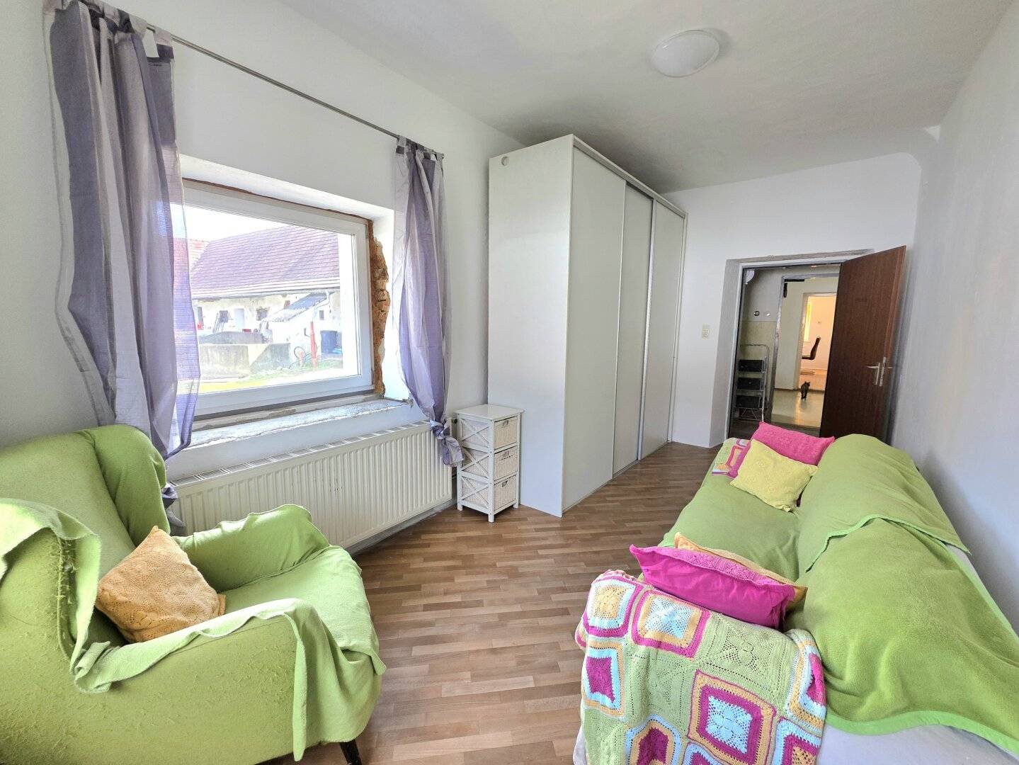 Teilsaniertes Haus in ländlicher Lage!