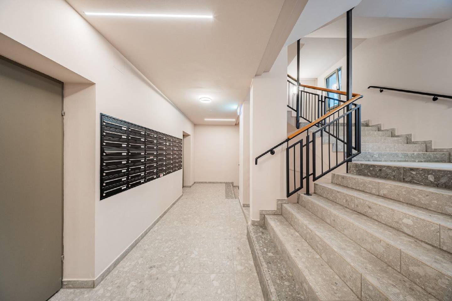 Apartment near Naschmarkt with lift and parquet