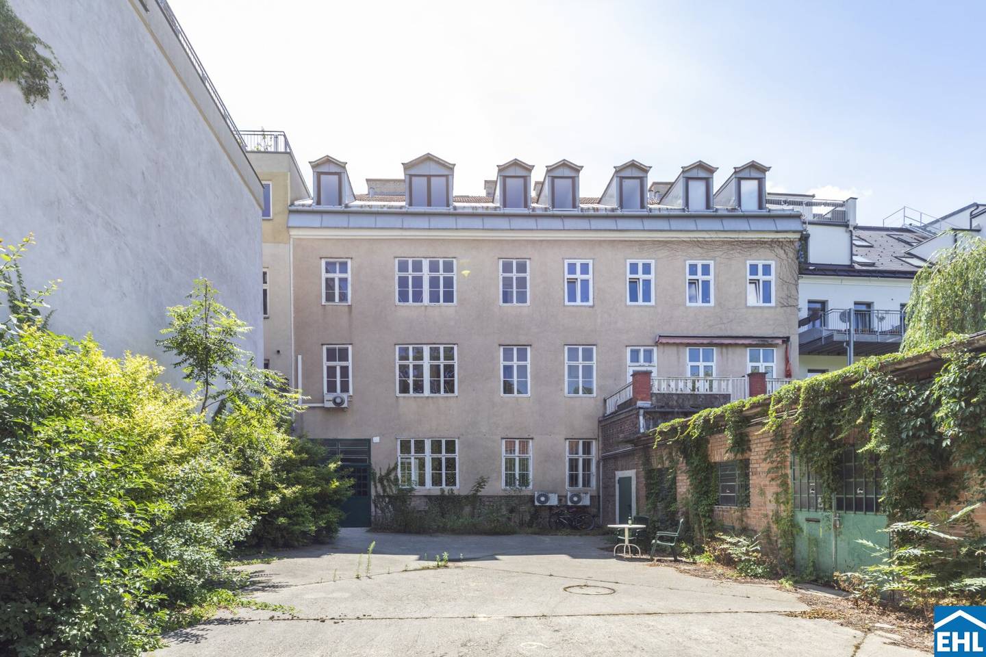 Zinshaus mit gegliederter Fassade und Entwicklungspotential