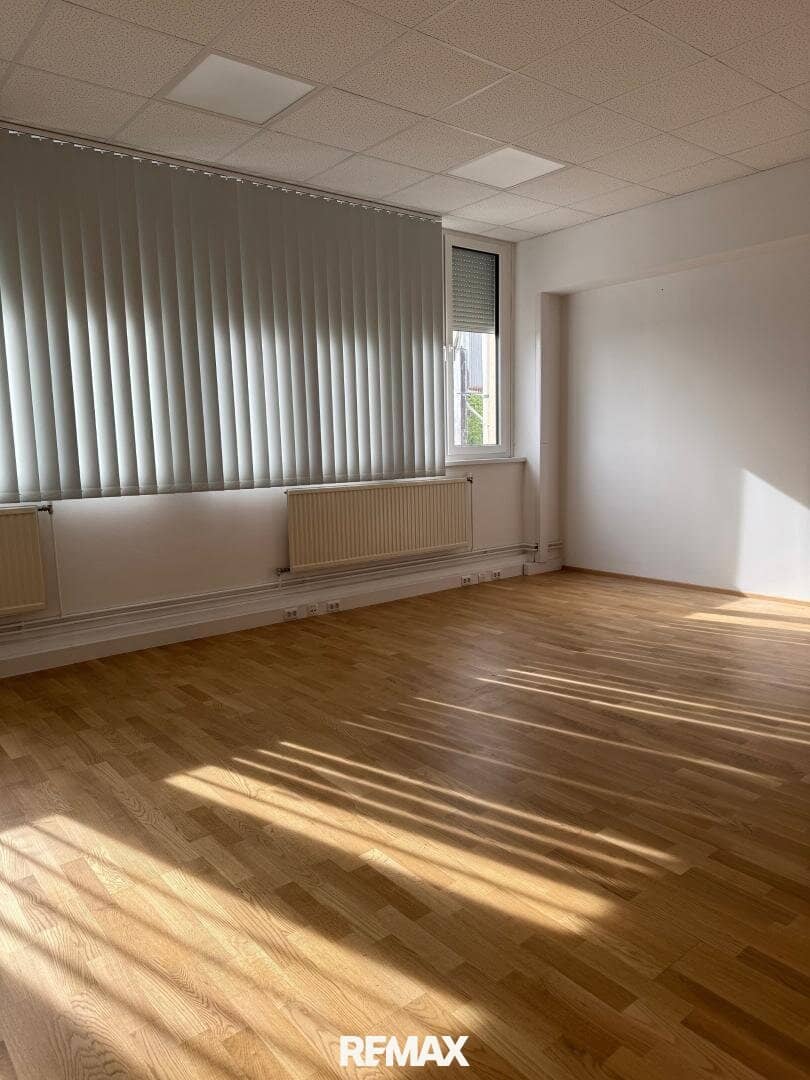 ca. 295 m² Büroflächen mit 24 m² Kleinlager Nähe U6 zu mieten