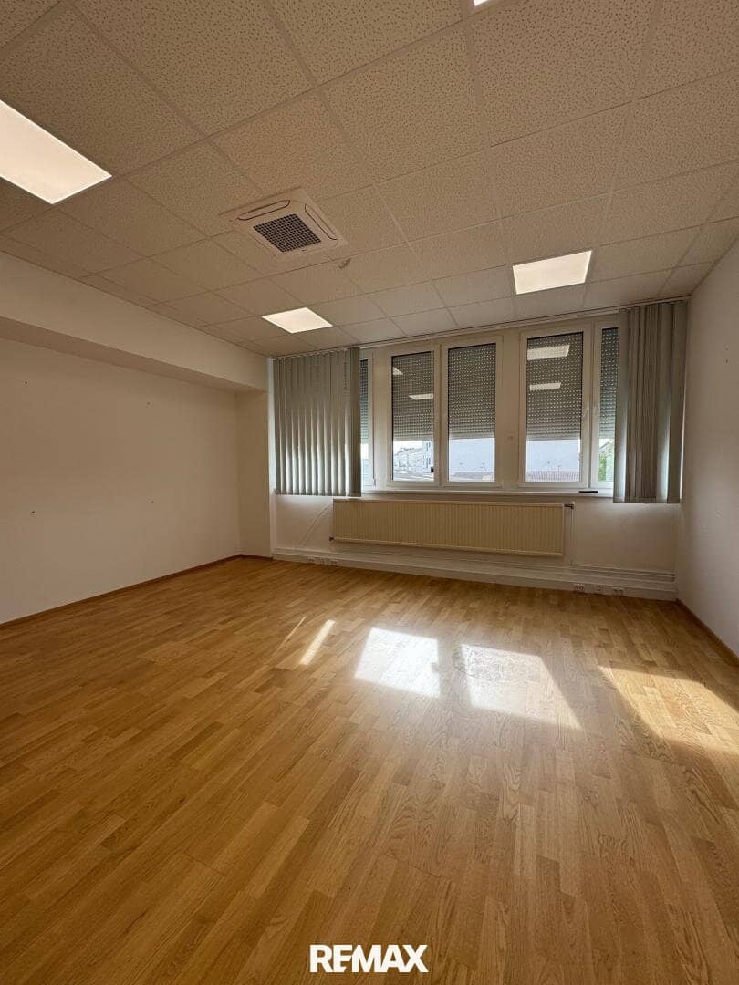 ca. 295 m² Büroflächen mit 24 m² Kleinlager Nähe U6 zu mieten