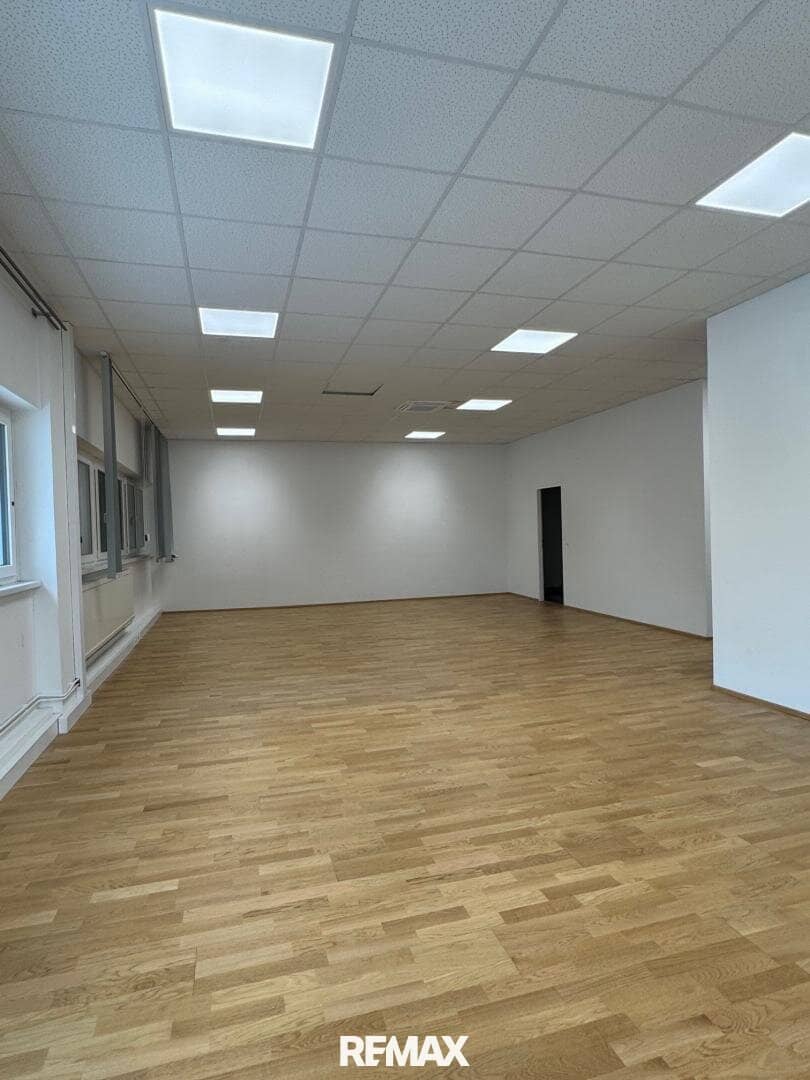ca. 295 m² Büroflächen mit 24 m² Kleinlager Nähe U6 zu mieten