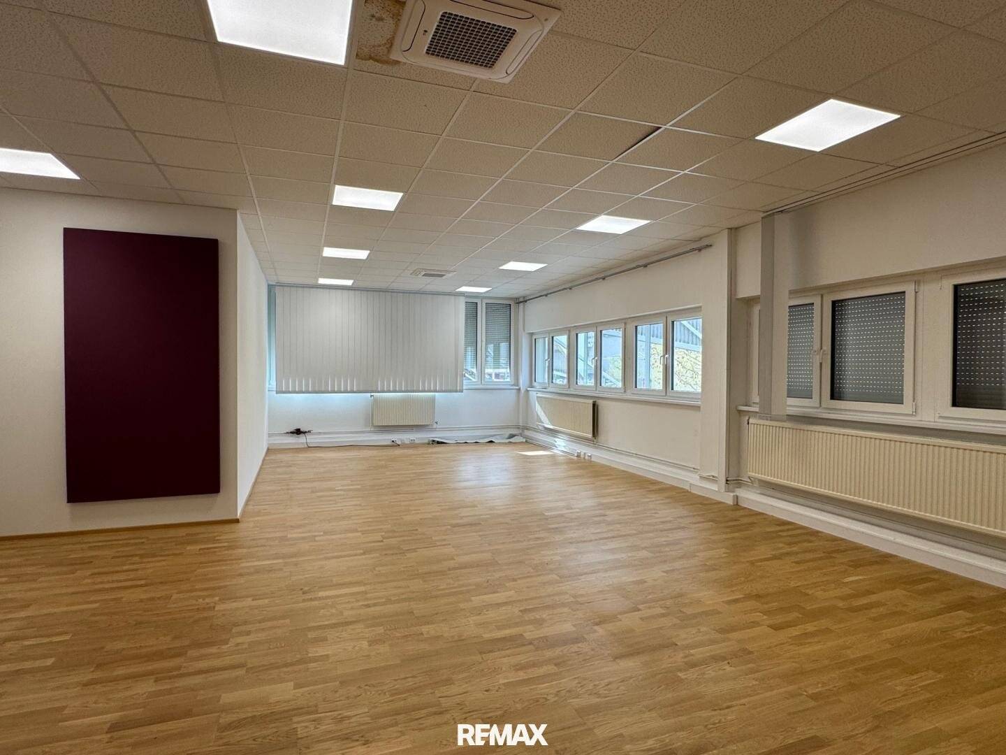 ca. 295 m² Büroflächen mit 24 m² Kleinlager Nähe U6 zu mieten