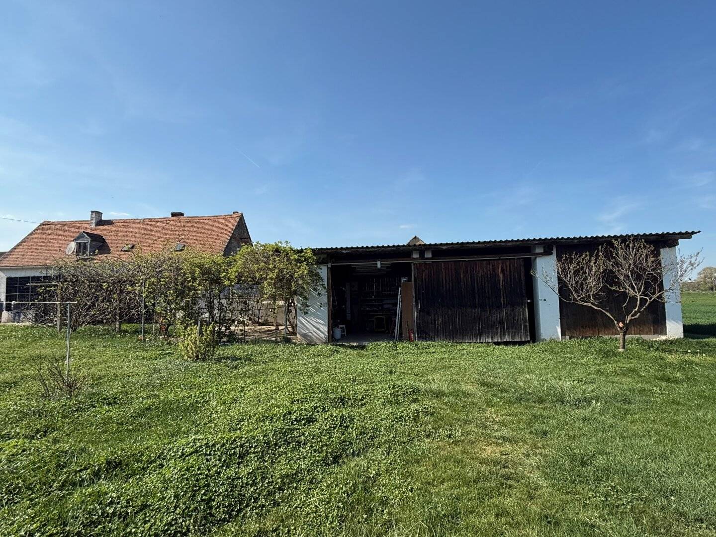 1.205 m² Bauland mit sanierungsbedürftigem Wohnhaus, Scheune, PV-Anlage