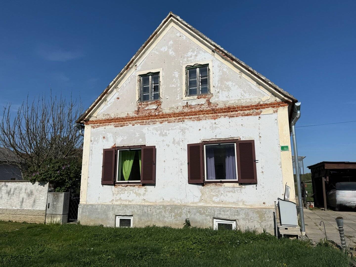 1.205 m² Bauland mit sanierungsbedürftigem Wohnhaus, Scheune, PV-Anlage
