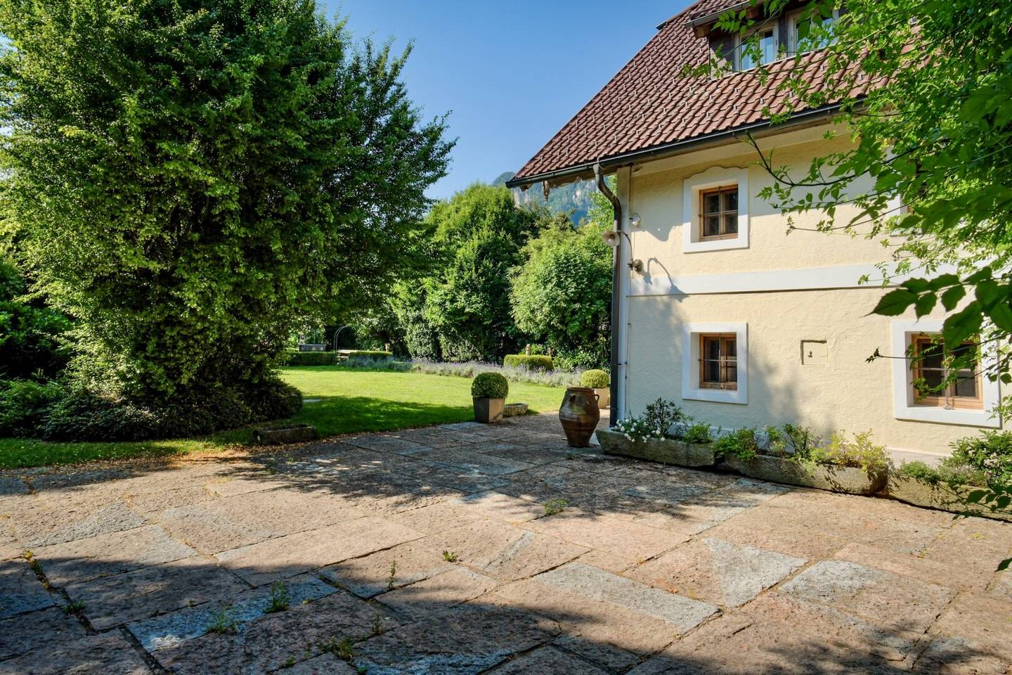 MEHRFAMILIENHAUS I GROSSER GARTEN I POOL I TOLLE LAGE I SALZBURG
