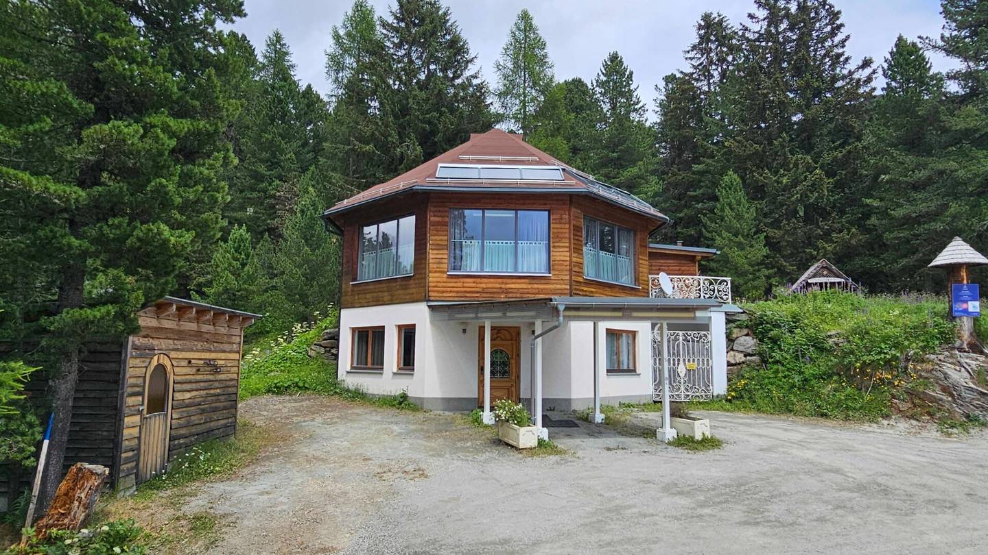 Alpenidylle mit Potenzial - begonnenes Wellnessgebäude auf Zweitwohnsitz-Grundstück