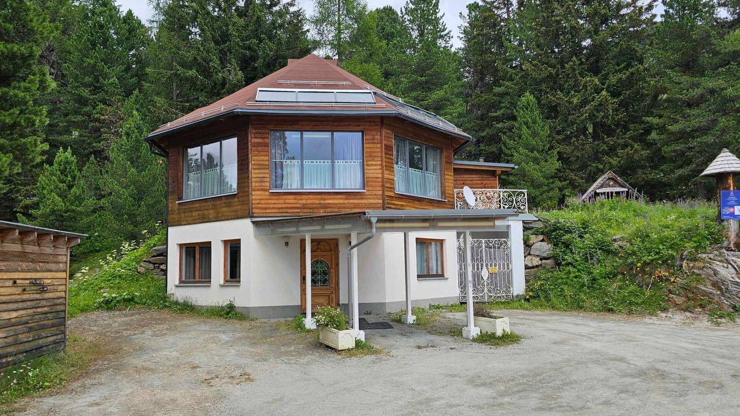 Alpenidylle mit Potenzial - begonnenes Wellnessgebäude auf Zweitwohnsitz-Grundstück