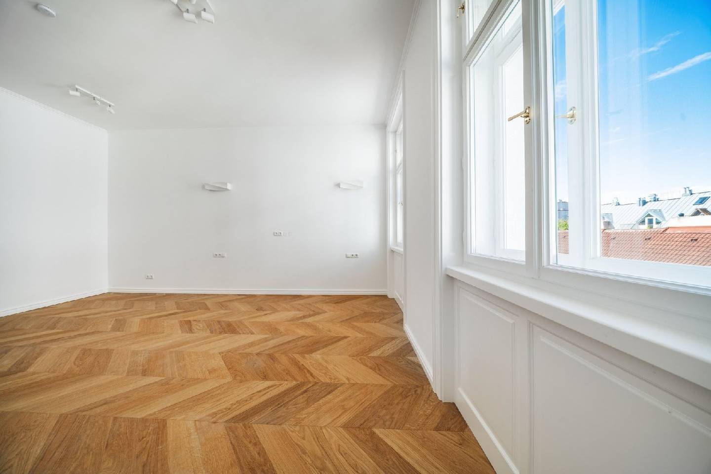 Apartment with historic charm and bright rooms