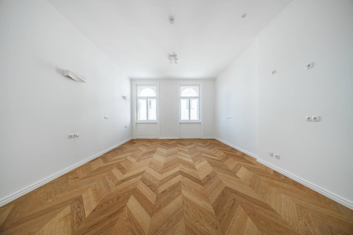 Apartment with historic charm and bright rooms