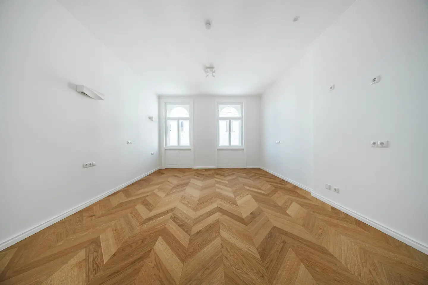 Apartment with historic charm and bright rooms