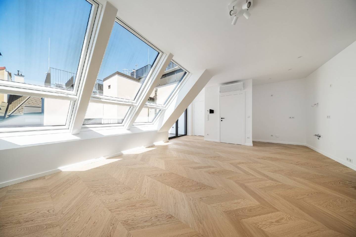 Dachgeschosswohnung with balcony in a quiet courtyard