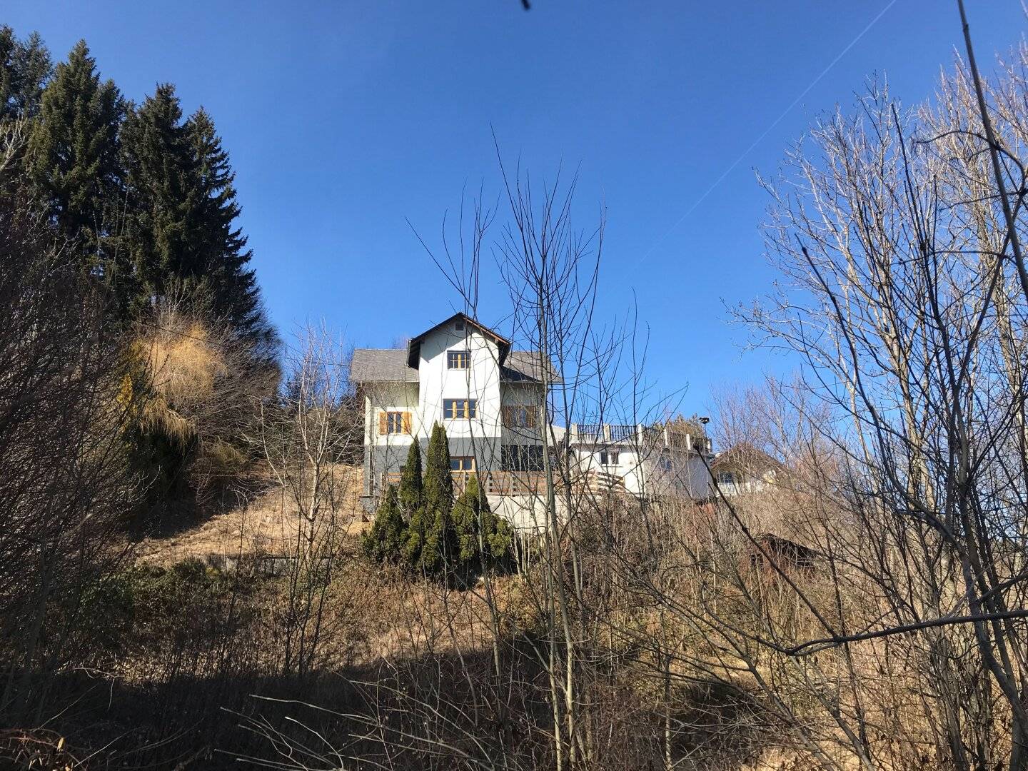 Malerisch gelegen, mit Wald- und Wiesenblick, in Streusiedlung