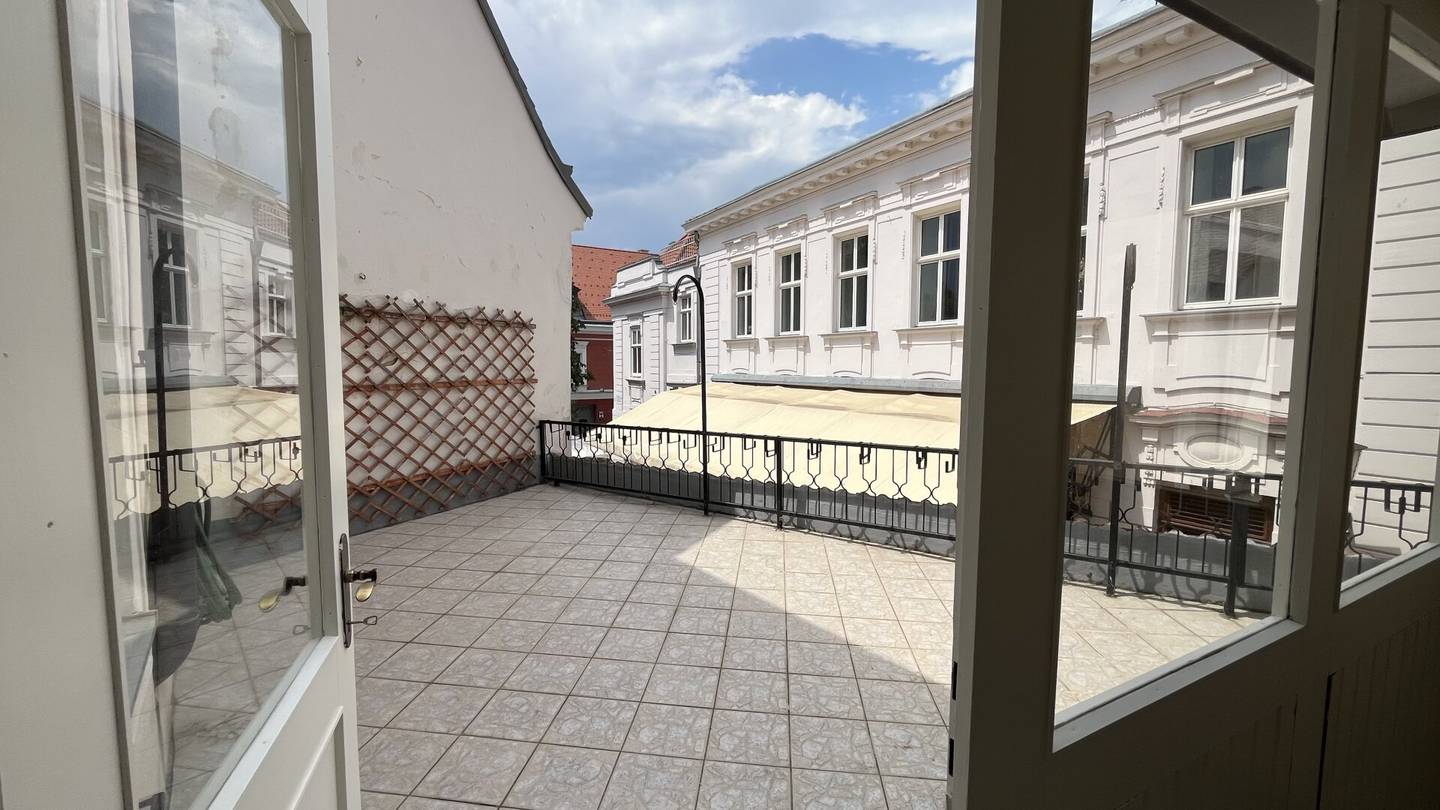 Erstbezug nach Sanierung: Wunderschöne Wohnung mit Altbaucharme direkt am Hauptplatz! In 2700 Wiener Neustadt
