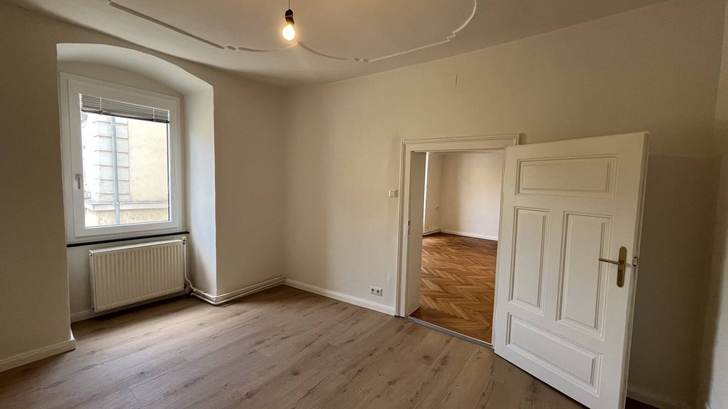 Erstbezug nach Sanierung: Wunderschöne Wohnung mit Altbaucharme direkt am Hauptplatz! In 2700 Wiener Neustadt