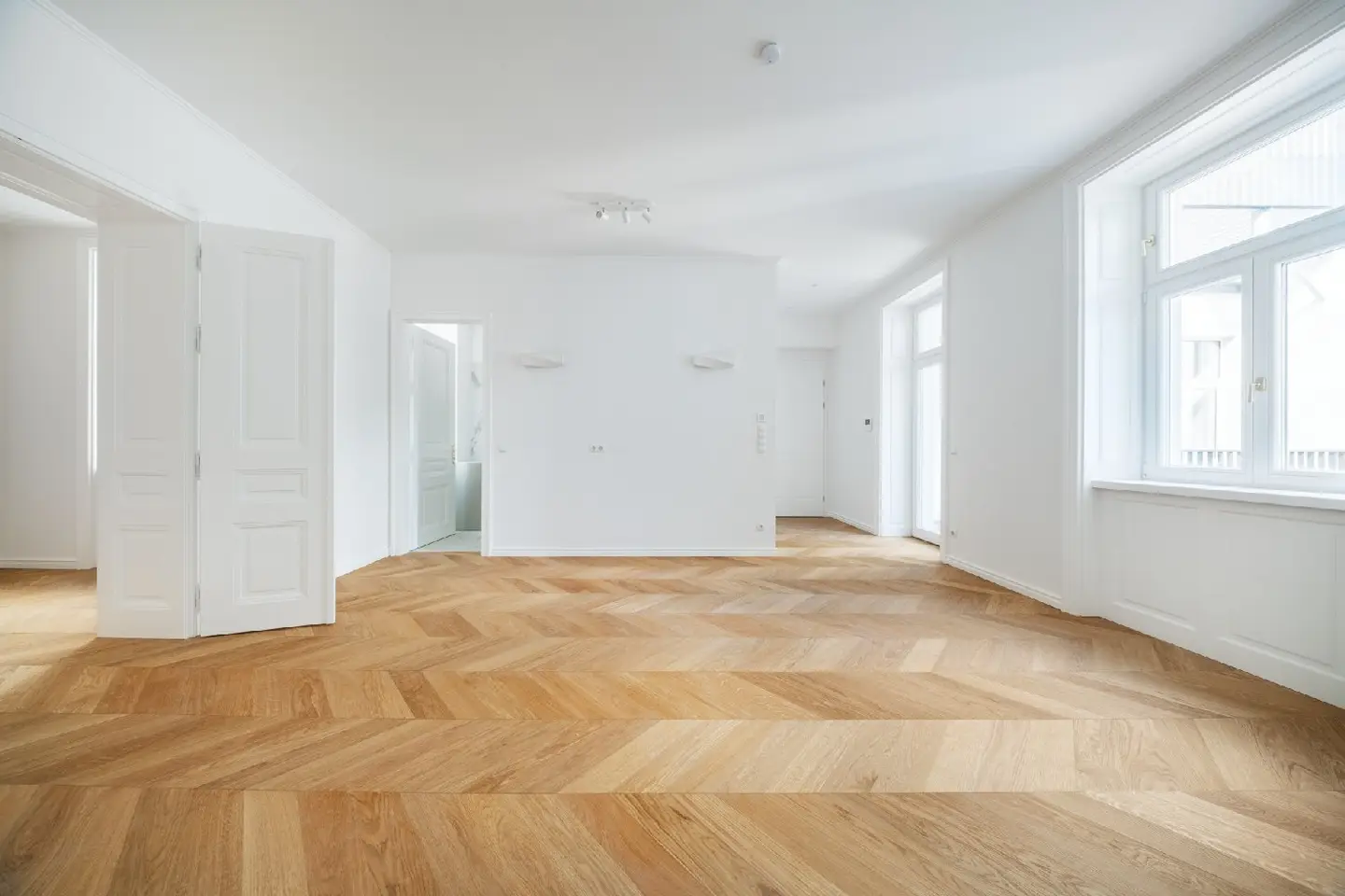 Wohnung mit Altbaucharme und Balkon