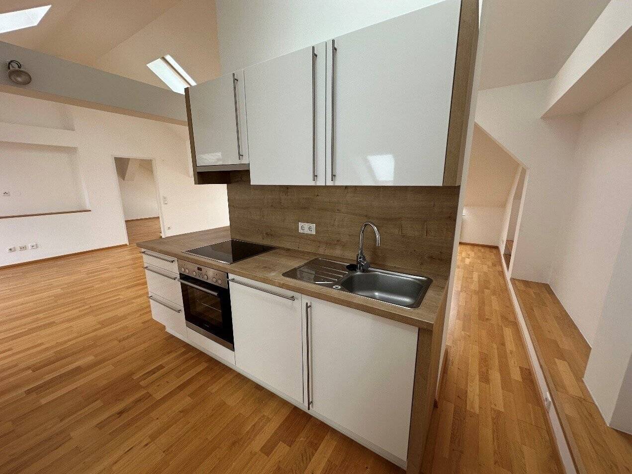 Wohntraum mit Freiraum: Lichtdurchflutete Wohnung mit großer Terrasse! WG-geeignet! In 2700 Wiener Neustadt