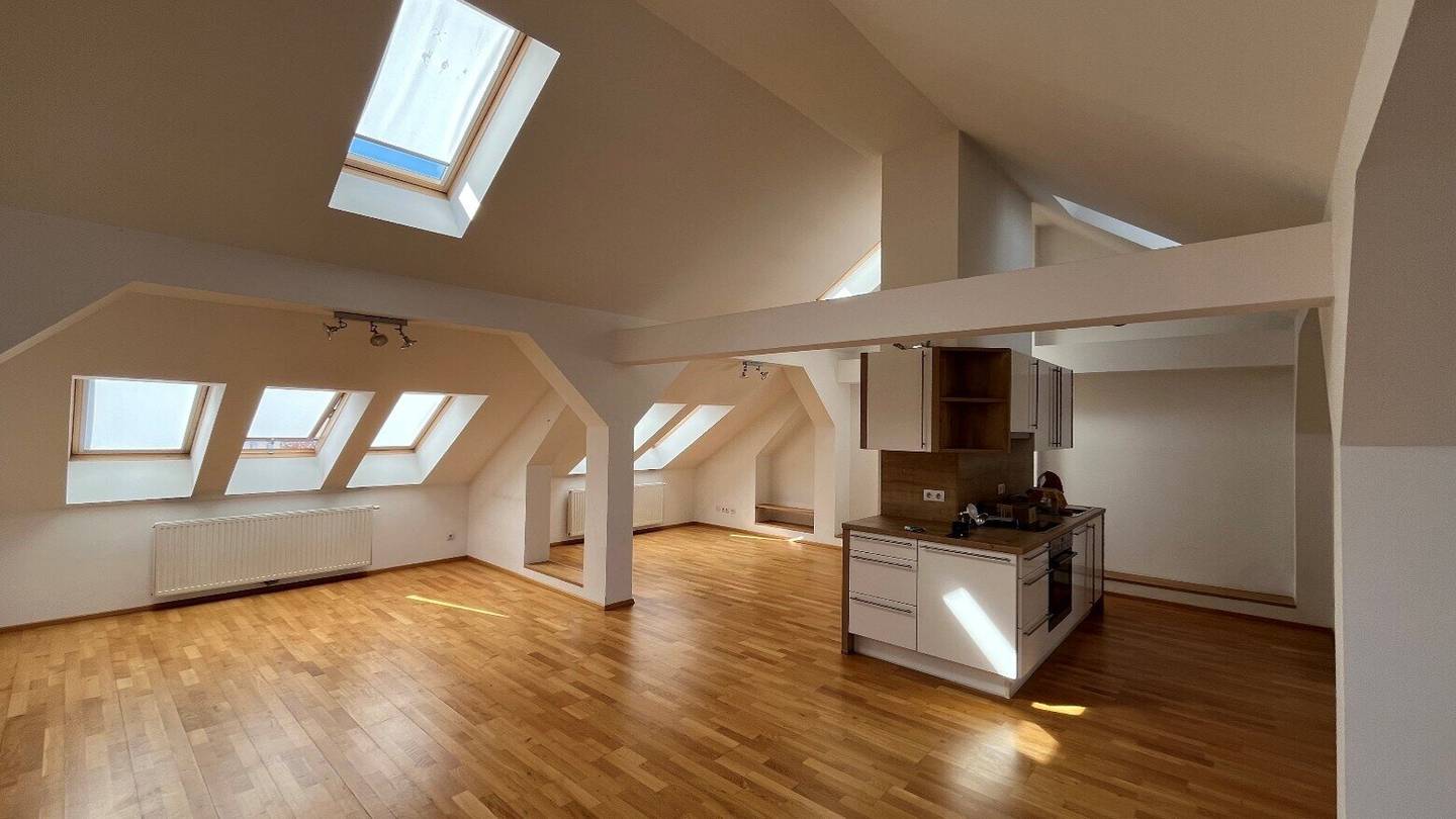 Wohntraum mit Freiraum: Lichtdurchflutete Wohnung mit großer Terrasse! WG-geeignet! In 2700 Wiener Neustadt