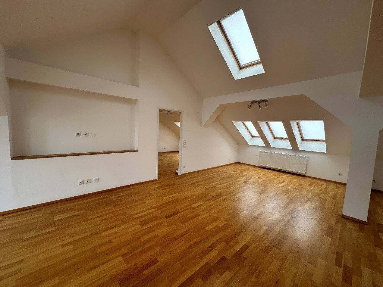 Wohntraum mit Freiraum: Lichtdurchflutete Wohnung mit großer Terrasse! WG-geeignet! In 2700 Wiener Neustadt