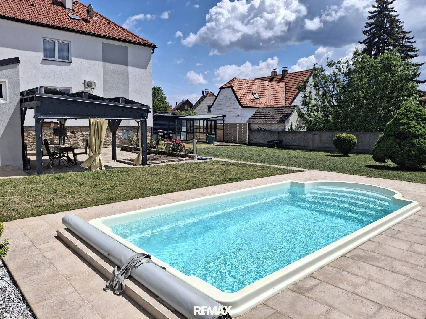 Renoviertes Haus mit Pool, PV + Solar-Anlage