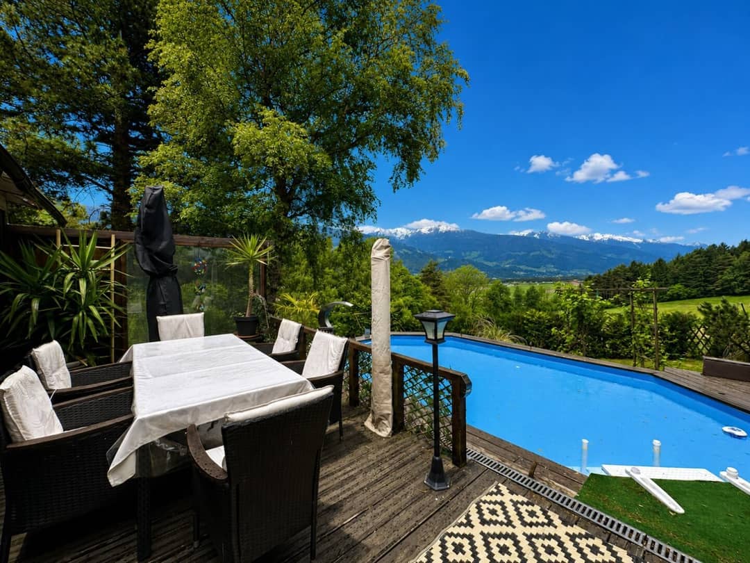 Luxuriöses Landhaus in absoluter Ruhelage mit Pool, Sauna, 1185 m2 Garten und atemberaubendem Ausblick über das Inntal