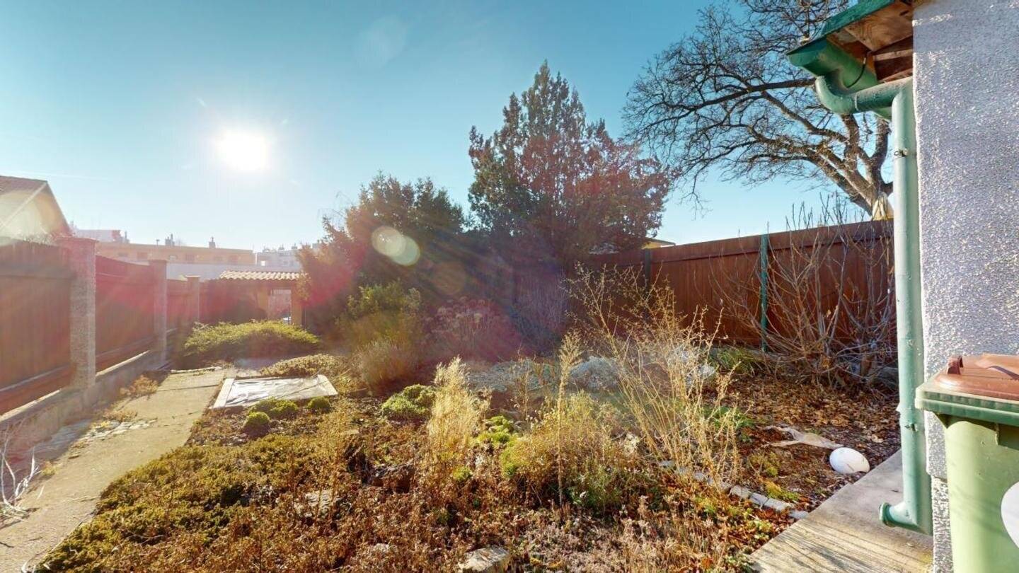 Althaus und Garten mit Perspektive