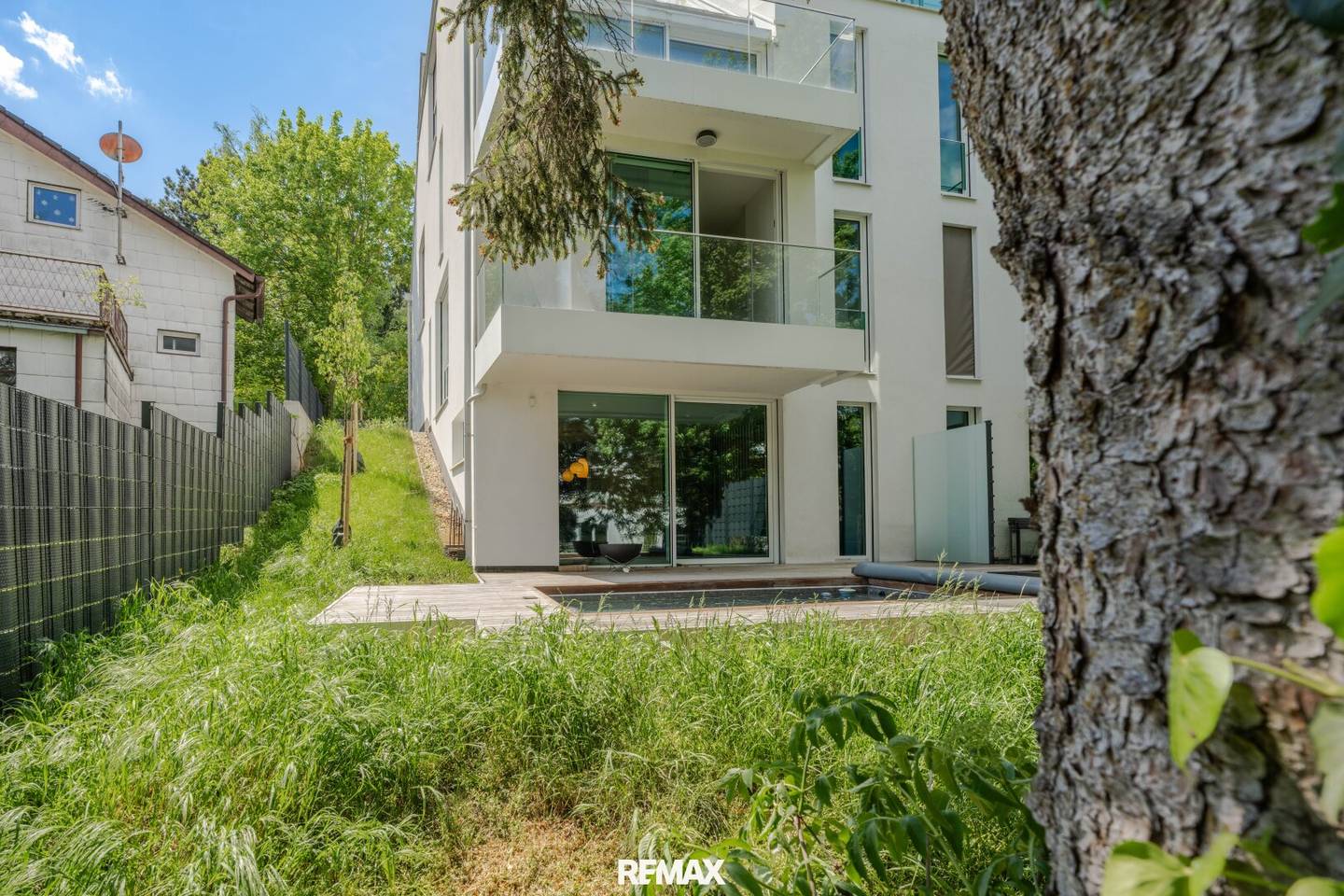 Ruhe, Grün & Luxus: 4-Zimmer- Maisonette mit 172 m² Garten und Pool