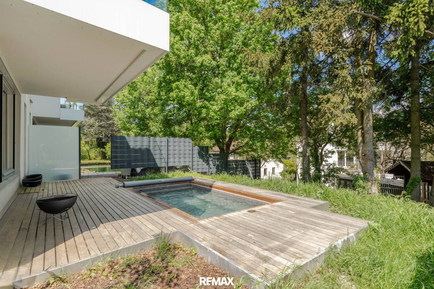 Ruhe, Grün & Luxus: 4-Zimmer- Maisonette mit 172 m² Garten und Pool