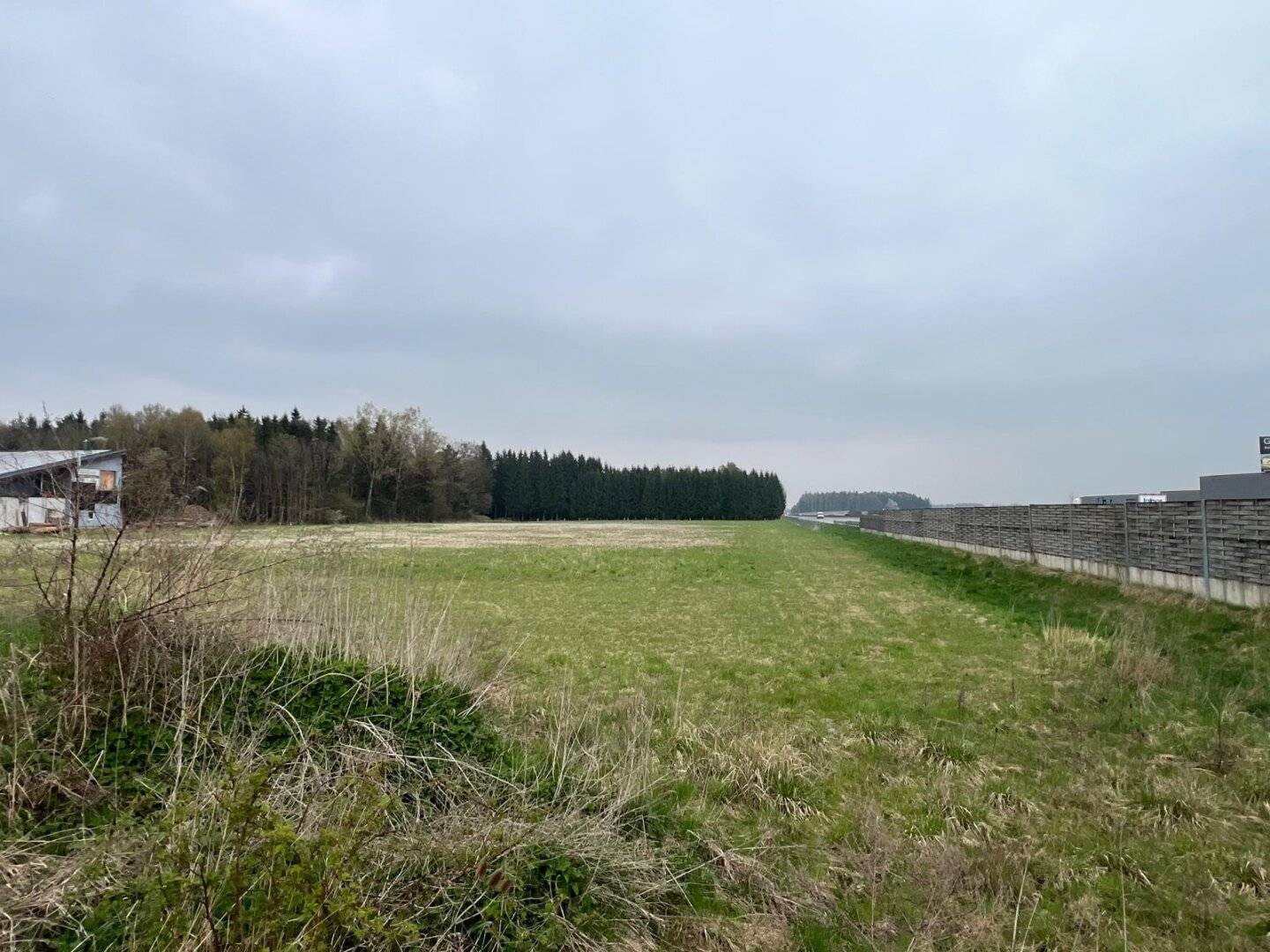 Gewerbegrundstück direkt an der A1 in 4621 Schnarrndorf – 18.957 m² Top-Lage zum Kauf!