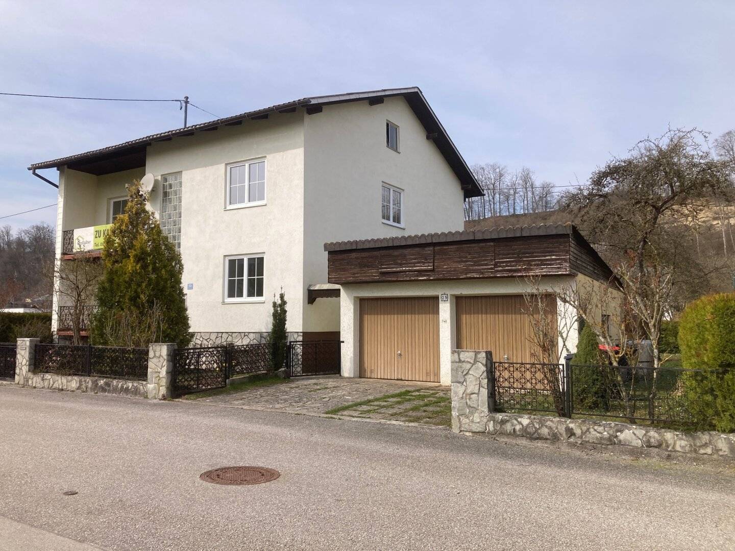 Zweifamilienhaus mit Doppelgarage und großen Garten