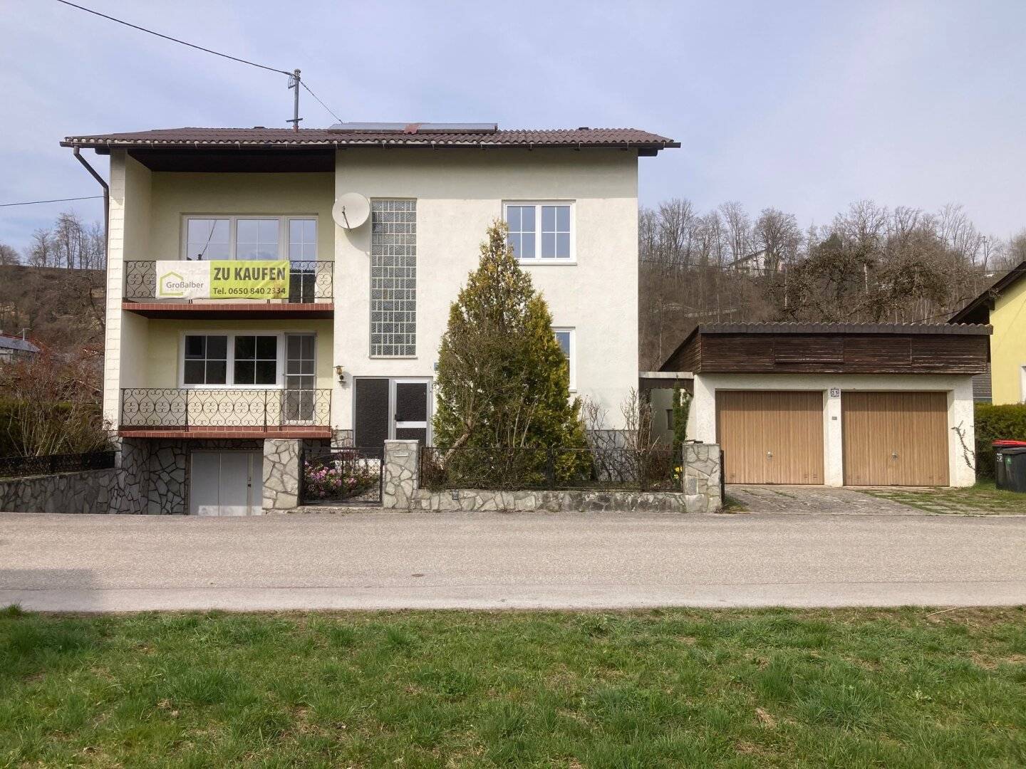 Zweifamilienhaus mit Doppelgarage und großen Garten