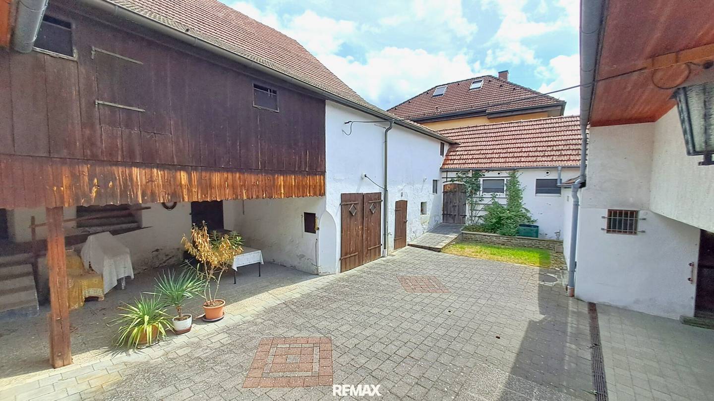 Vierkanthof mit uneinsichtigem Innenhof und 2 großen Stadeln