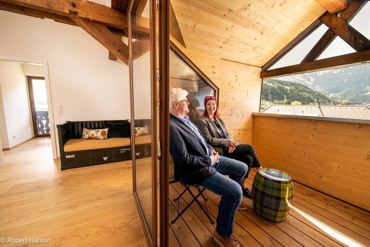 Loftatelier mit historischer Dachkonstruktion und Westloggia | TOP 04 | Villa Haueis Zams